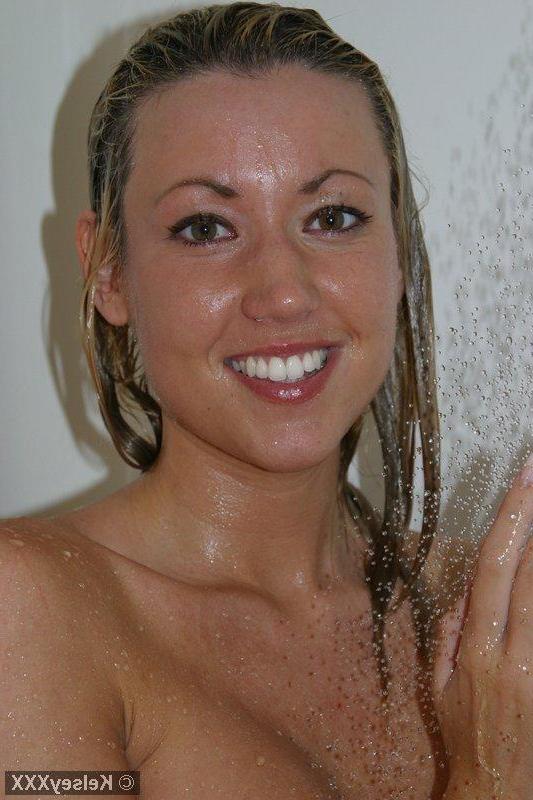 20P Pictures of teen chick Kelsey XXX taking a shower