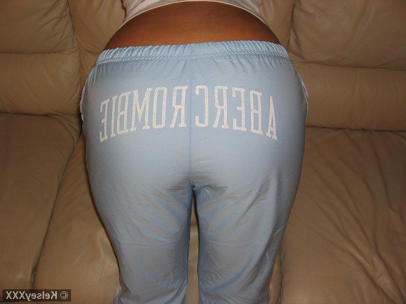 20P Pictures of Kelsey XXX completely naked for you on her couch