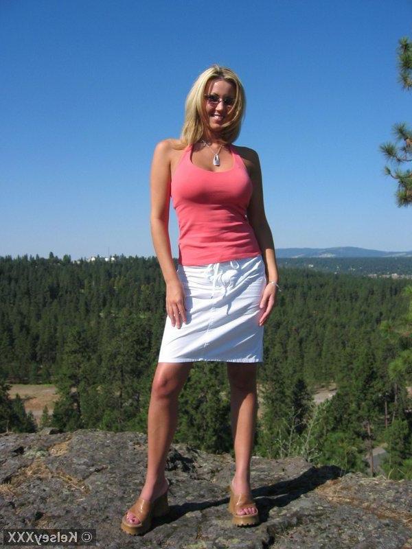 20P Pictures of Kelsey XXX flashing her tits outside