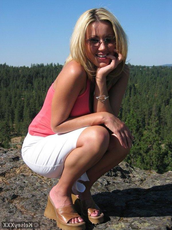 20P Pictures of Kelsey XXX flashing her tits outside