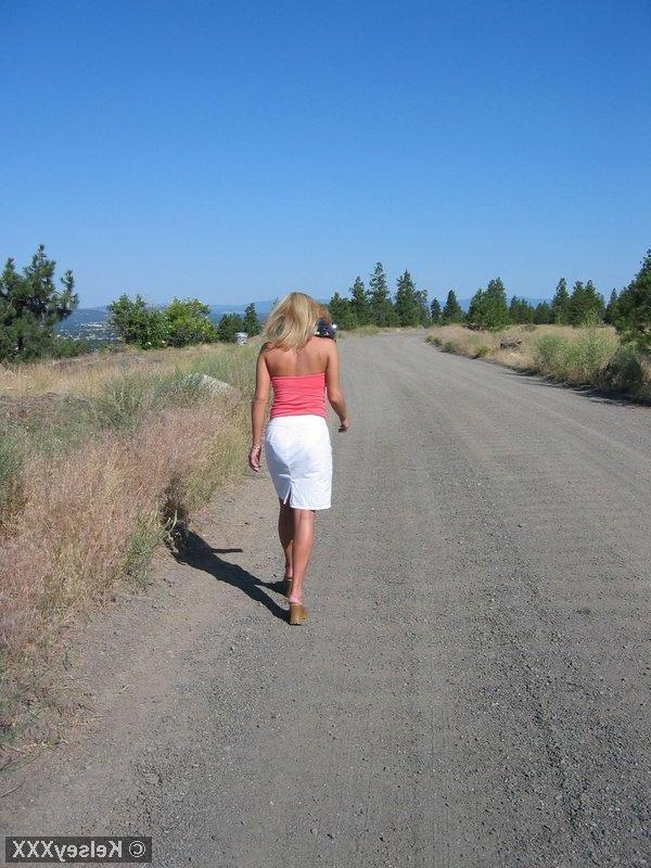 20P Pictures of Kelsey XXX flashing her tits outside