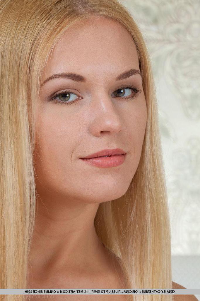 18P Blonde bombshell Xena gets totally nude and spreads out for you in bed