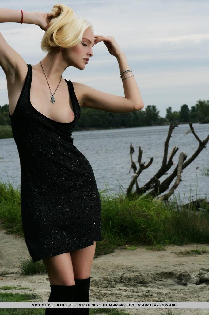 16P Blonde beauty Kira W displays her tight naked body outside