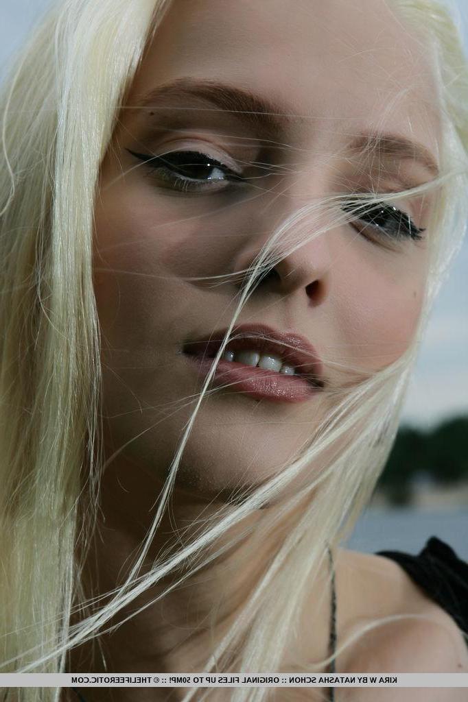 16P Blonde beauty Kira W displays her tight naked body outside