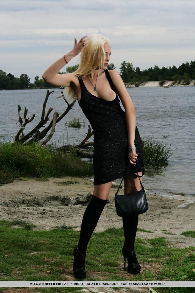 16P Blonde beauty Kira W displays her tight naked body outside