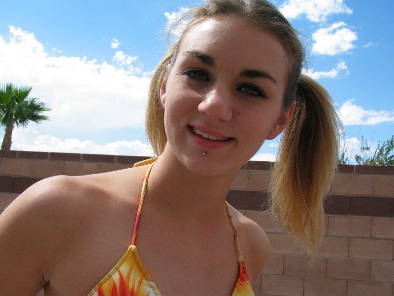 18P Pictures of Kiss Ambers Ass teasing at a park