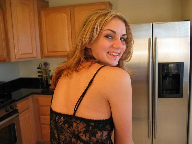 16P Pictures of teen hottie Kiss Ambers Ass showing off her perfect behind