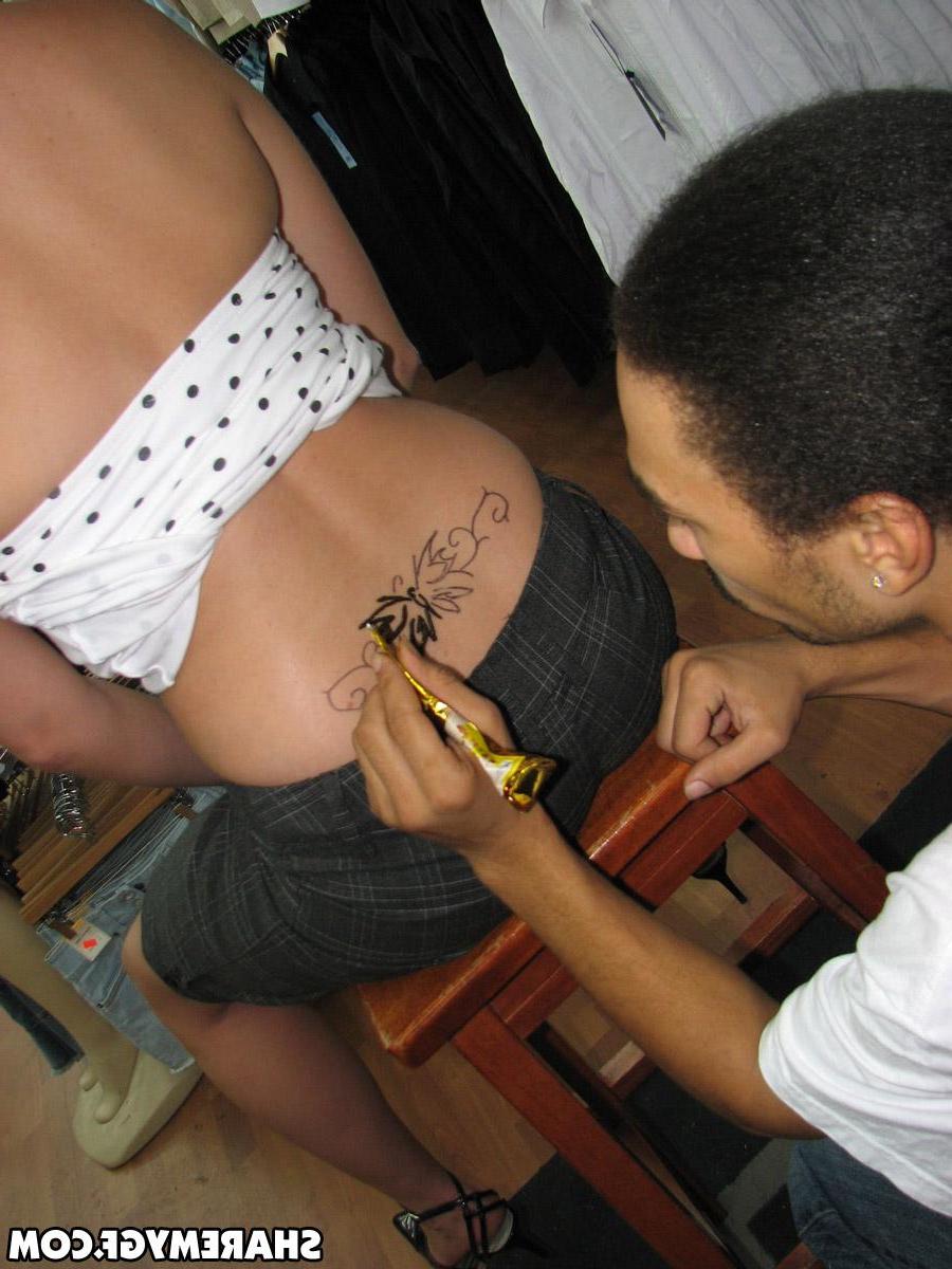 20P Hot coeds take some pictures while getting ink