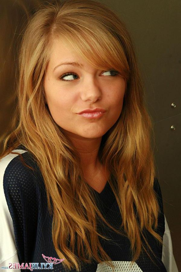 15P Pictures of Kylie James stripping at home for you
