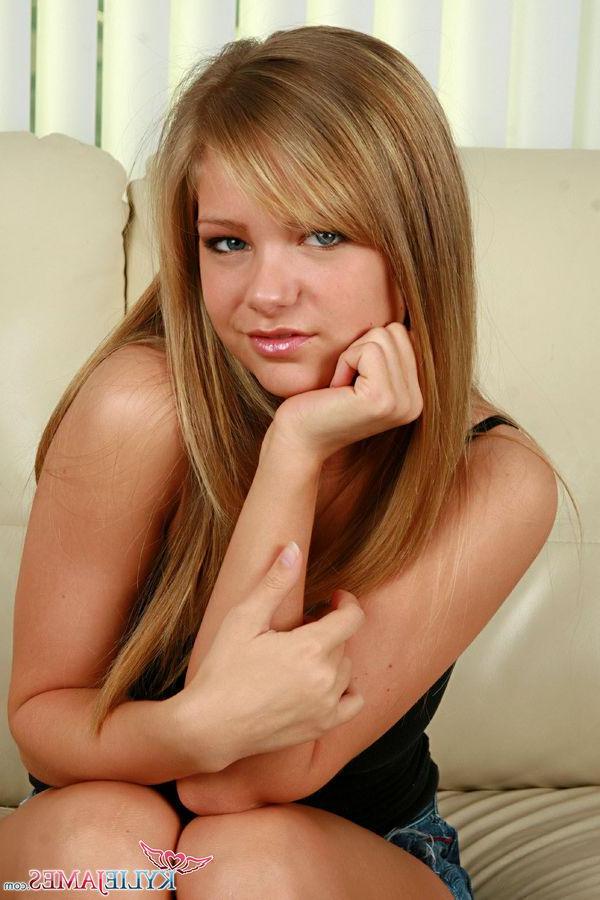 15P Pictures of Kylie James waiting for you all naked on the couch