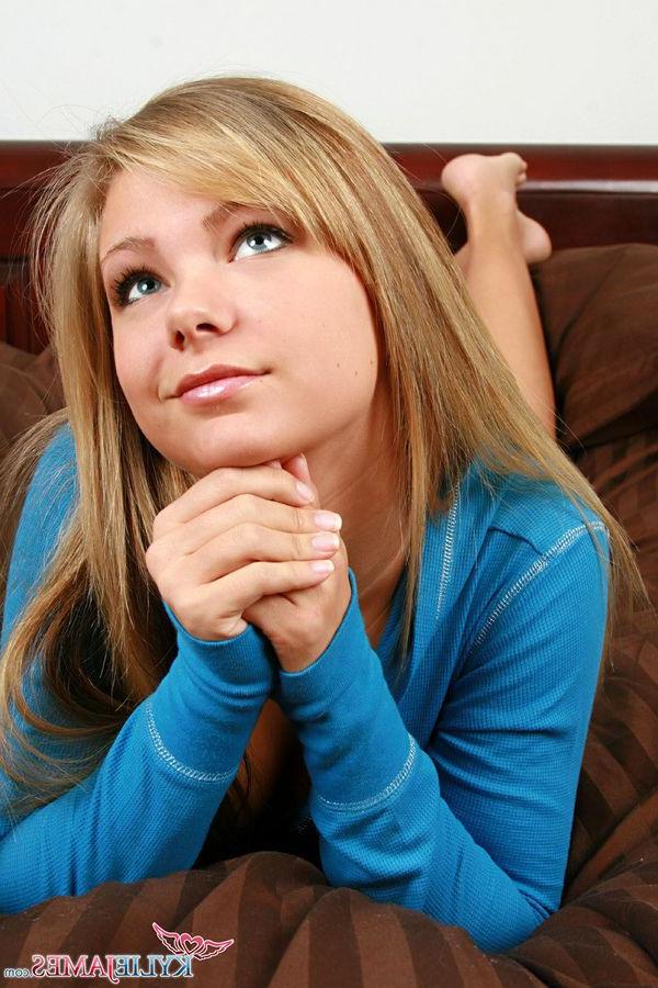15P Pictures of teen star Kylie James waiting for you on the couch