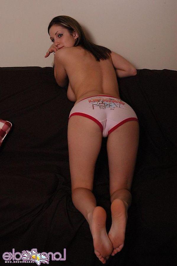 20P Pictures of Lana Brooke showing her titties on the couch
