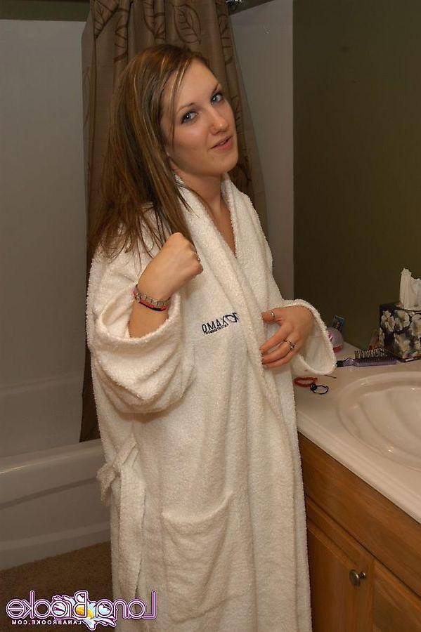 20P Pictures of teen star Lana Brooke letting you watch her shave her legs