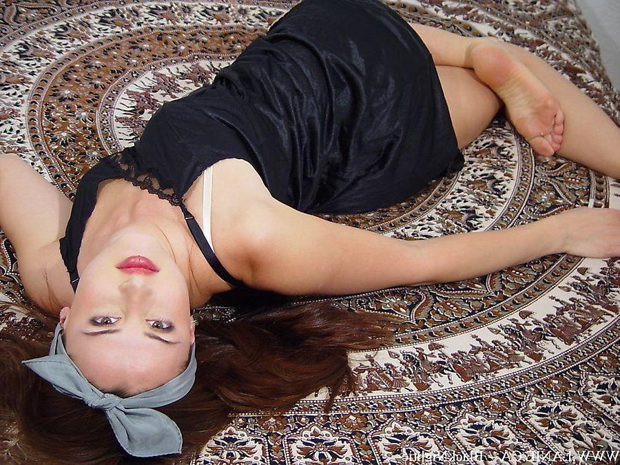 20P Pictures of teen Lanie.ca ready to fuck in bed