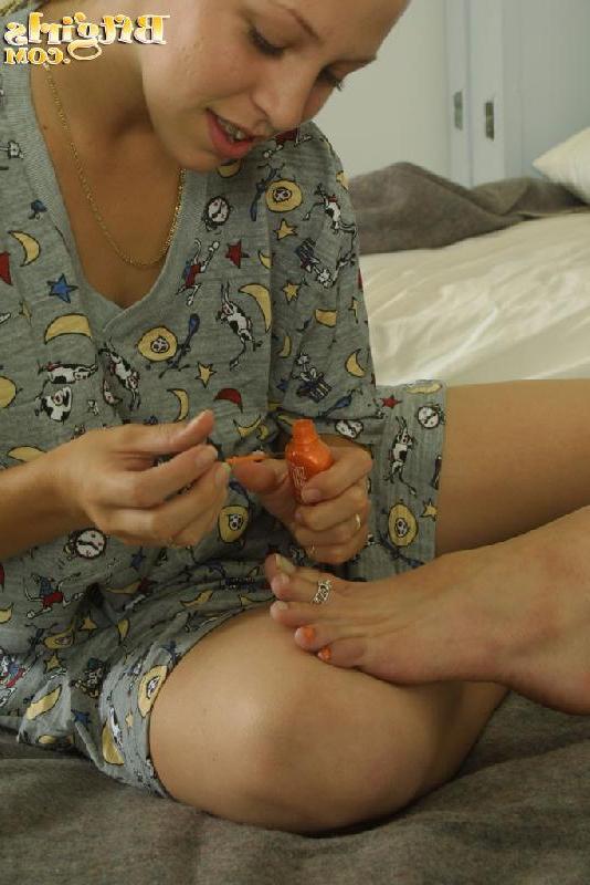 15P Lisa and Leah get naked and suck each other's toes