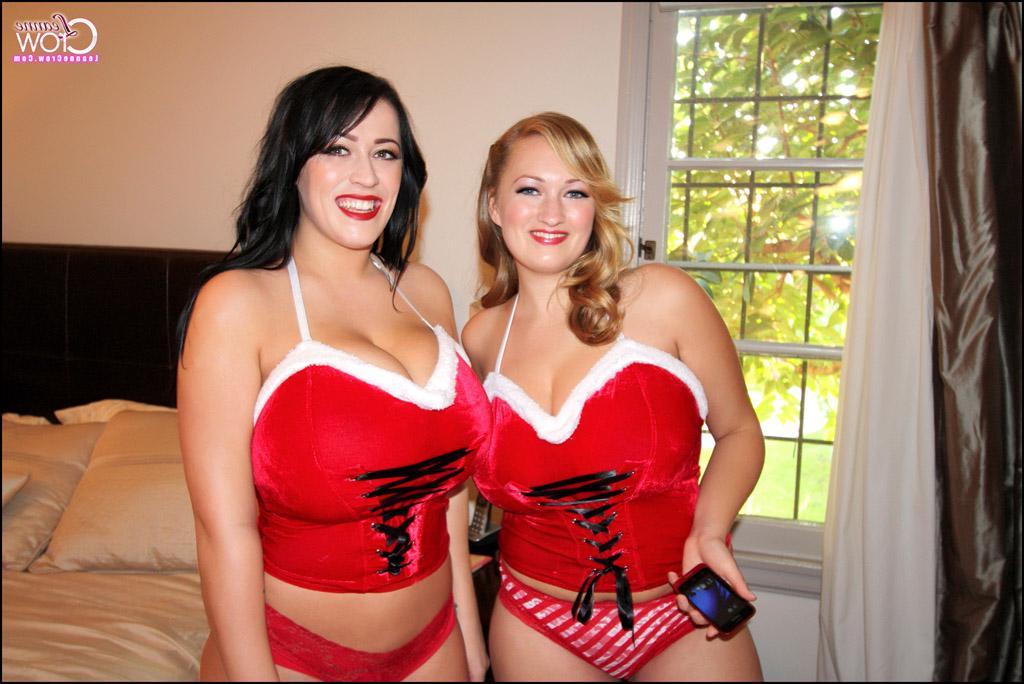 15P Candids of Leanne and Sara Willis in holiday shoot