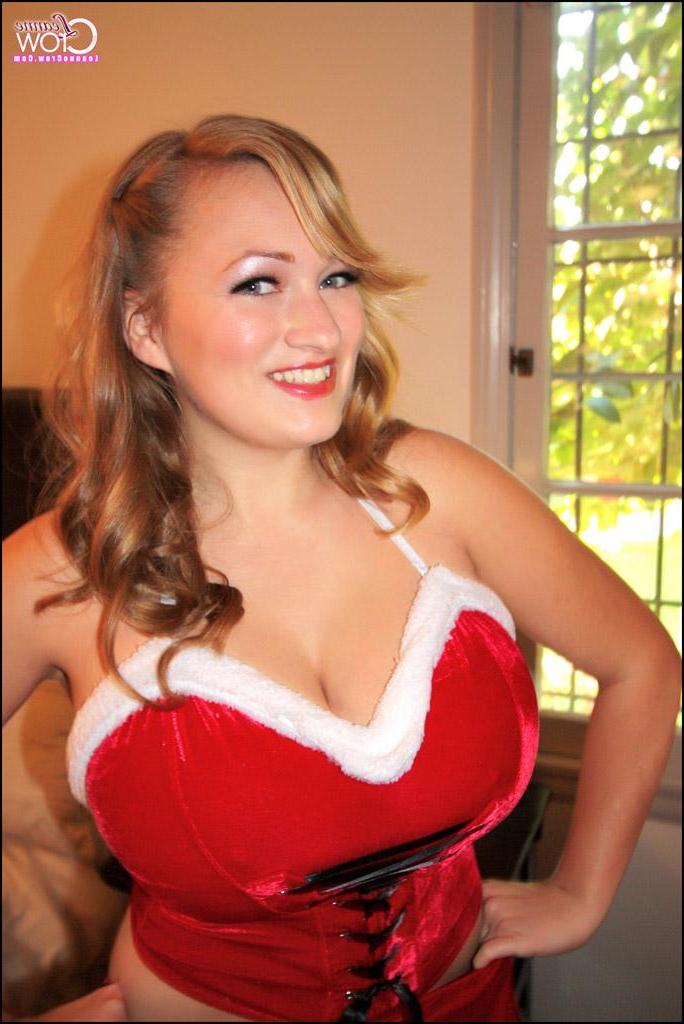 15P Candids of Leanne and Sara Willis in holiday shoot