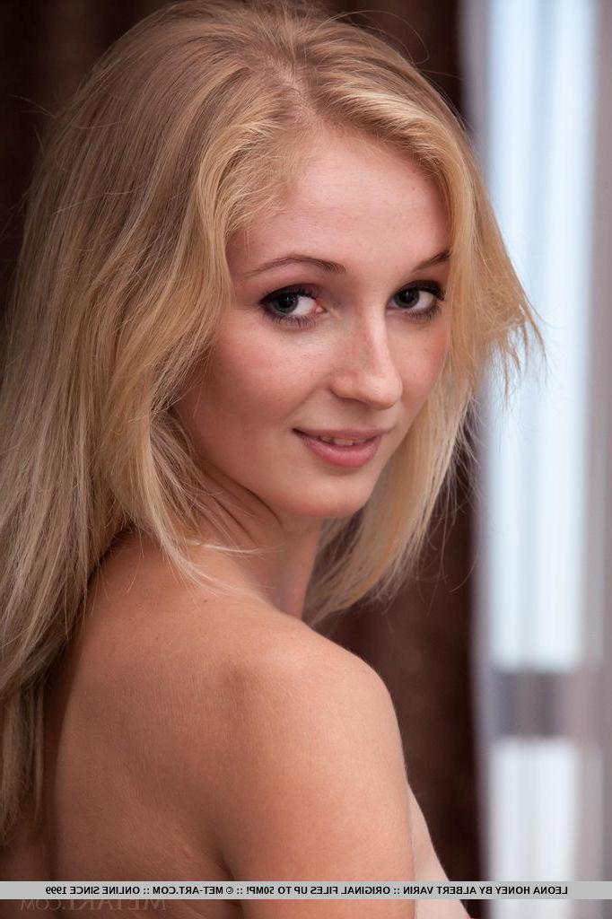 18P Blonde teen Leona Honey gets naked for you in "Enanto"