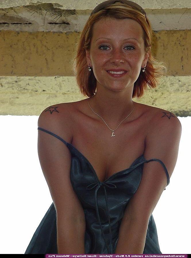 20P Pictures of teen Lindsey Marshal removing her clothes for you