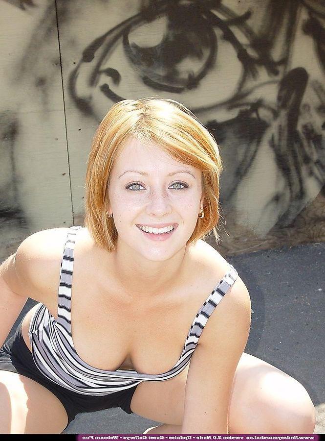 20P Pictures of teen Lindsey Marshal flashing her tits and pussy