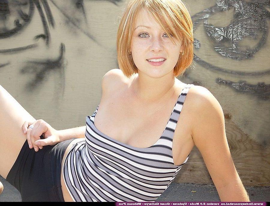 20P Pictures of teen Lindsey Marshal flashing her tits and pussy