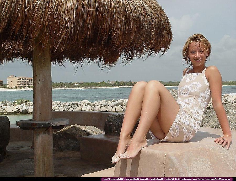 20P Pictures of teen girl Lindsey Marshal stripping totally nude outside