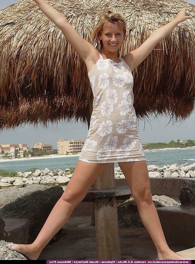 20P Pictures of teen girl Lindsey Marshal stripping totally nude outside