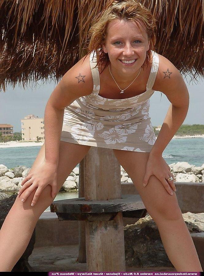 20P Pictures of teen girl Lindsey Marshal stripping totally nude outside