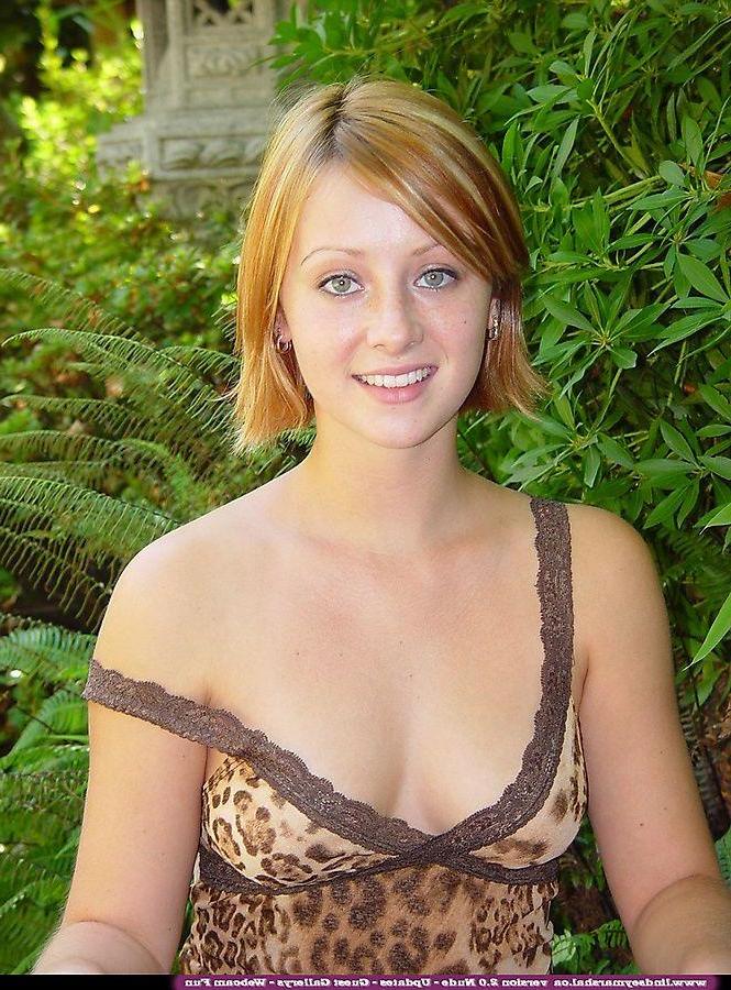 20P Pictures of teen amateur Lindsey Marshal getting nekid outside