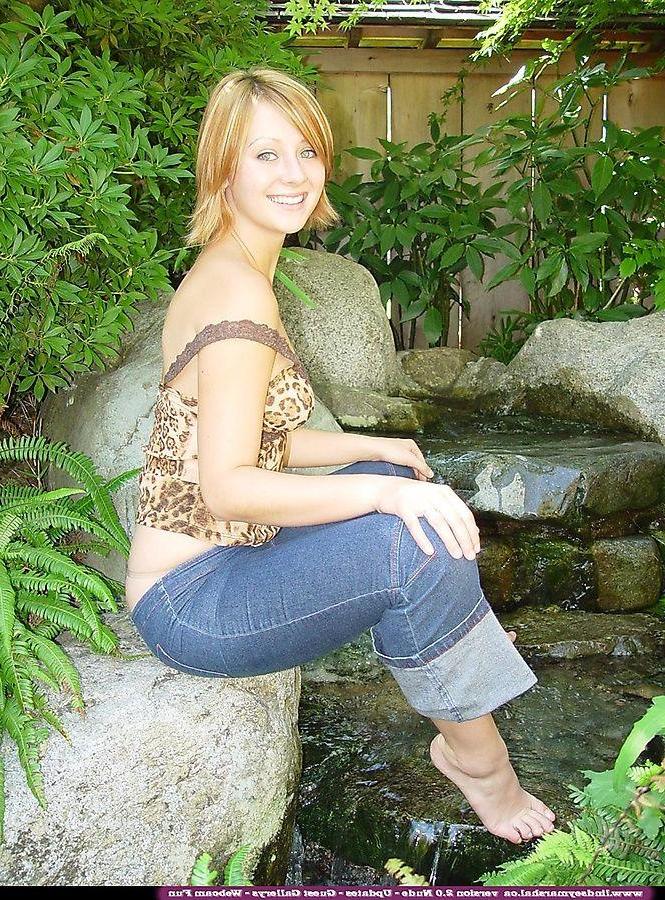 20P Pictures of teen amateur Lindsey Marshal getting nekid outside