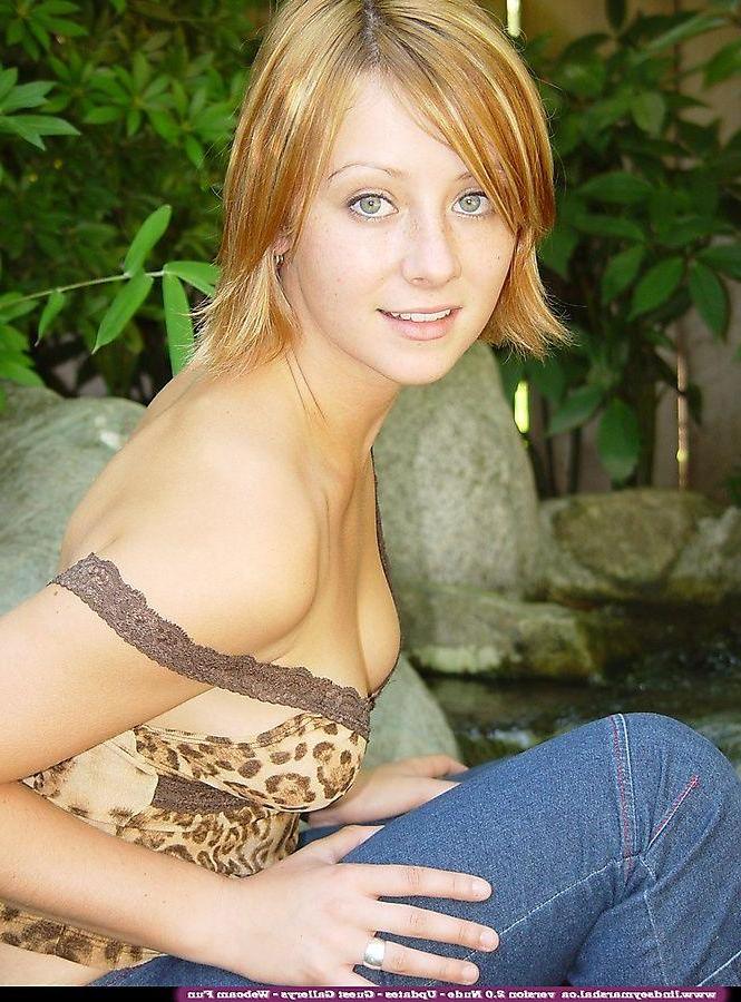20P Pictures of teen amateur Lindsey Marshal getting nekid outside