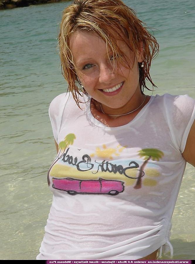 20P Pictures of Lindsey Marshal totally nude on a beach