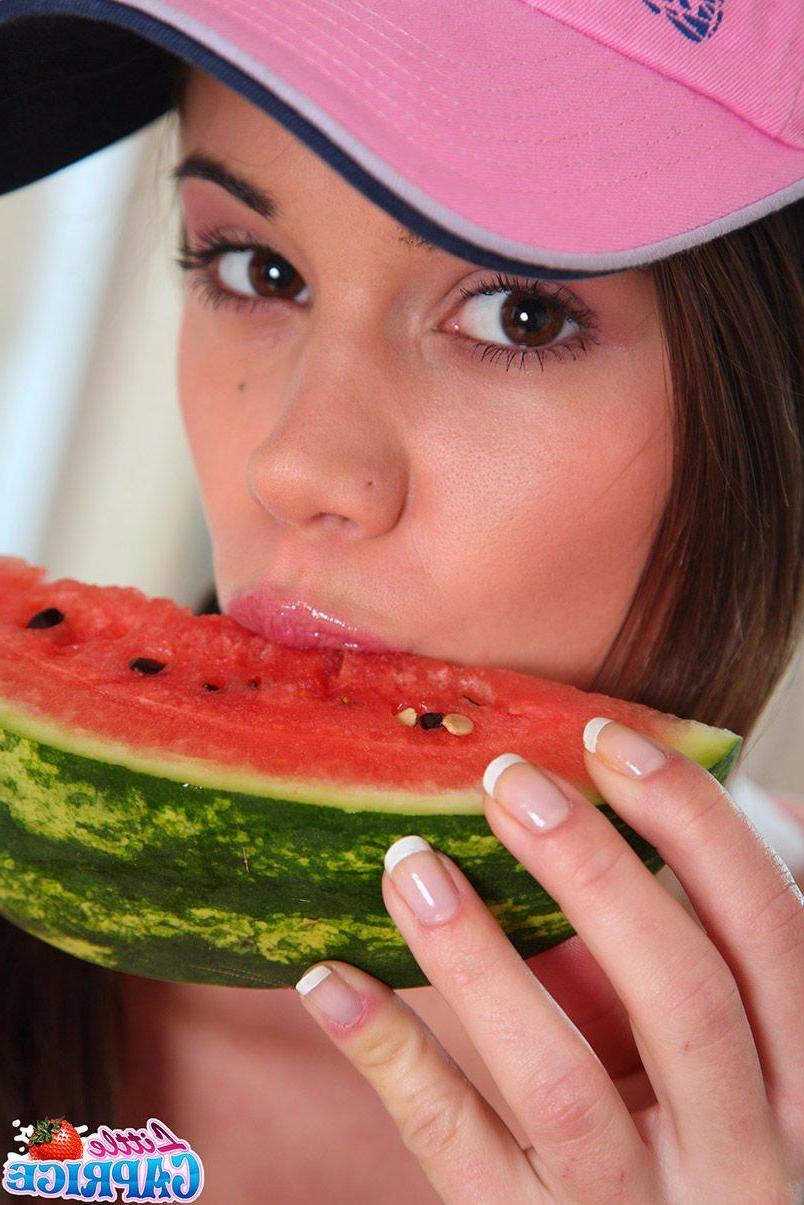 15P Bilder von Little Caprice, wie sie auf der Couch ungezogen wird