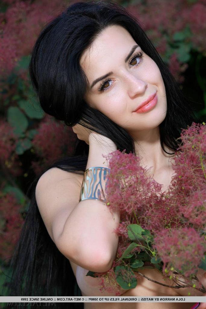 18P Pretty girl Lola Marron gives you her hot body outside in "Mareta"