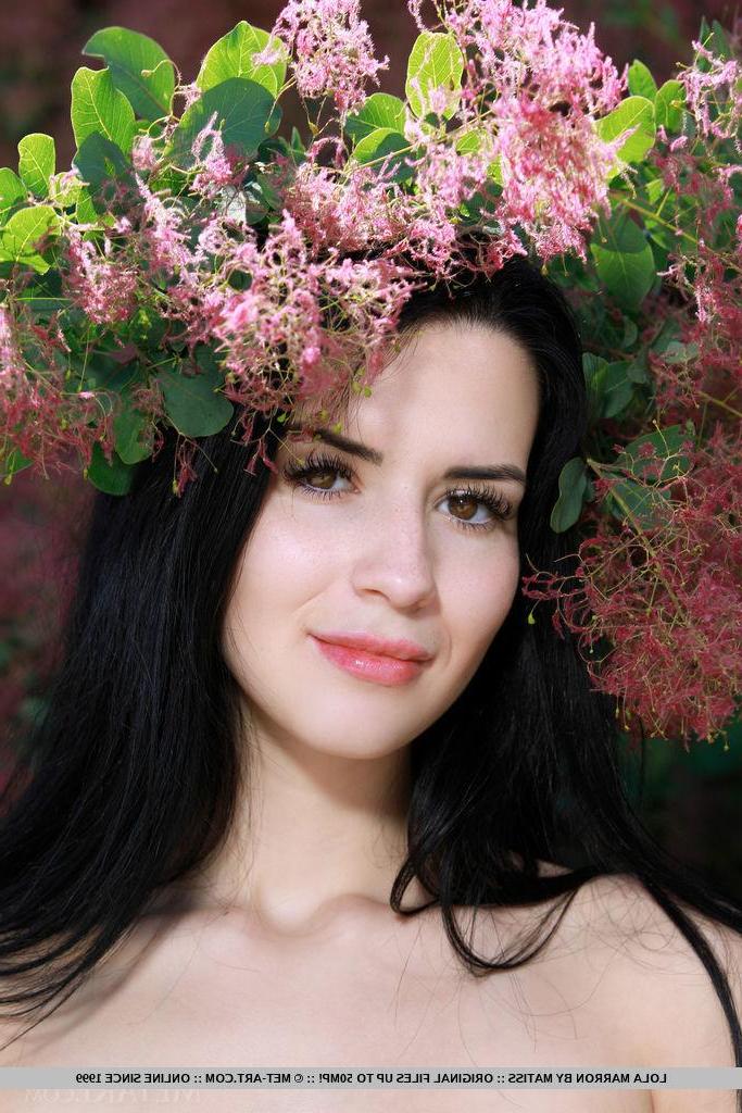 18P Pretty girl Lola Marron gives you her hot body outside in "Mareta"