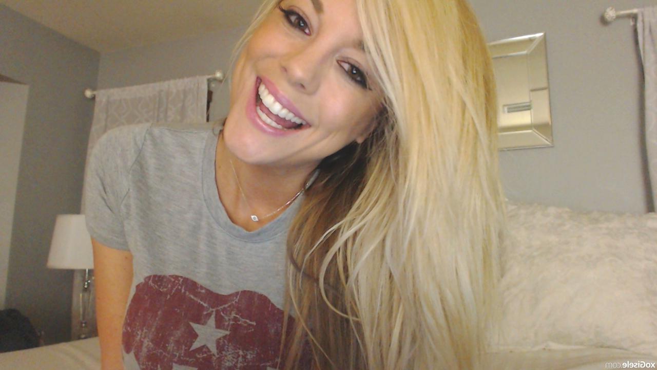 15P Blonde babe Gisele lifts her shirt to expose her big boobies