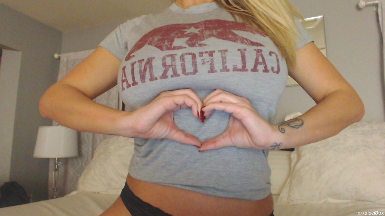 15P Blonde babe Gisele lifts her shirt to expose her big boobies