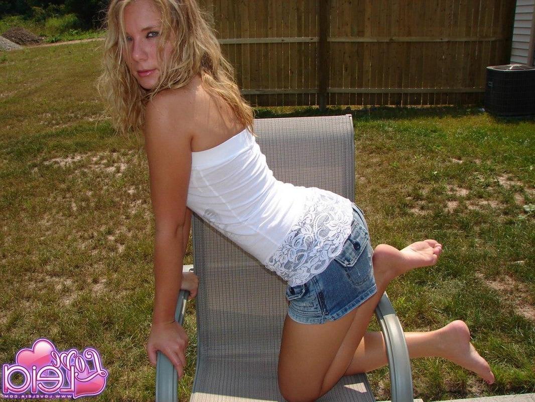 20P Pictures of Love Leia showing her perky tits