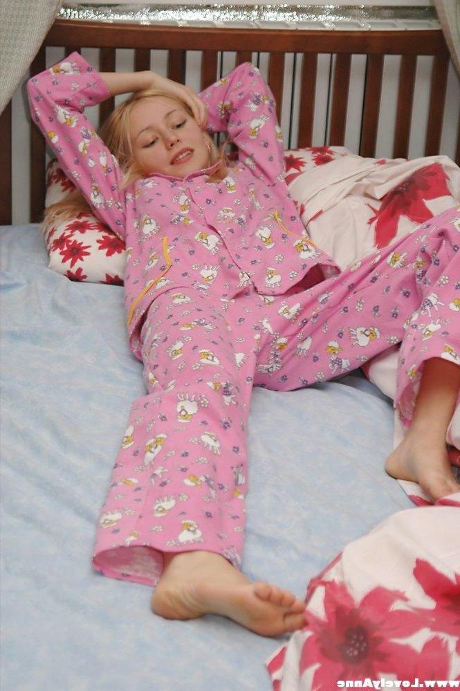 15P Anne masterbates in her pijamas