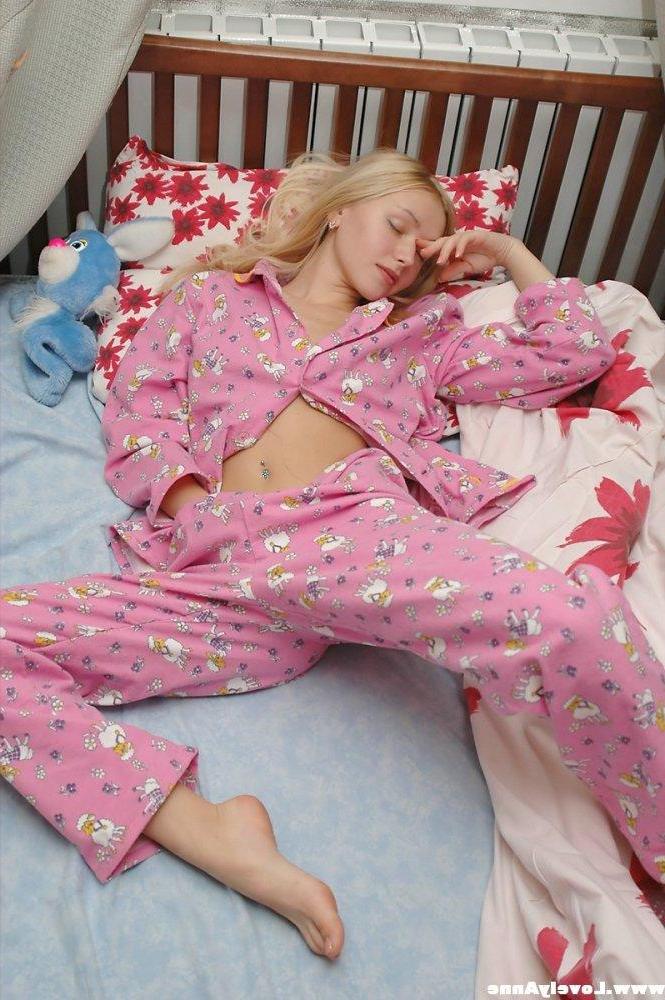15P Anne masterbates in her pijamas