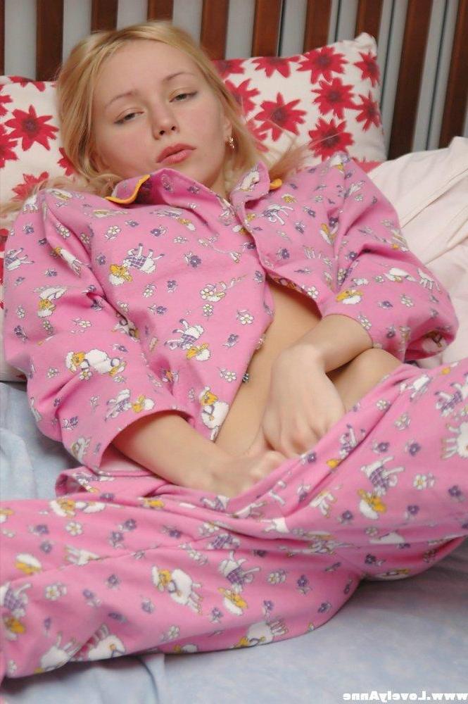 15P Anne masterbates in her pijamas