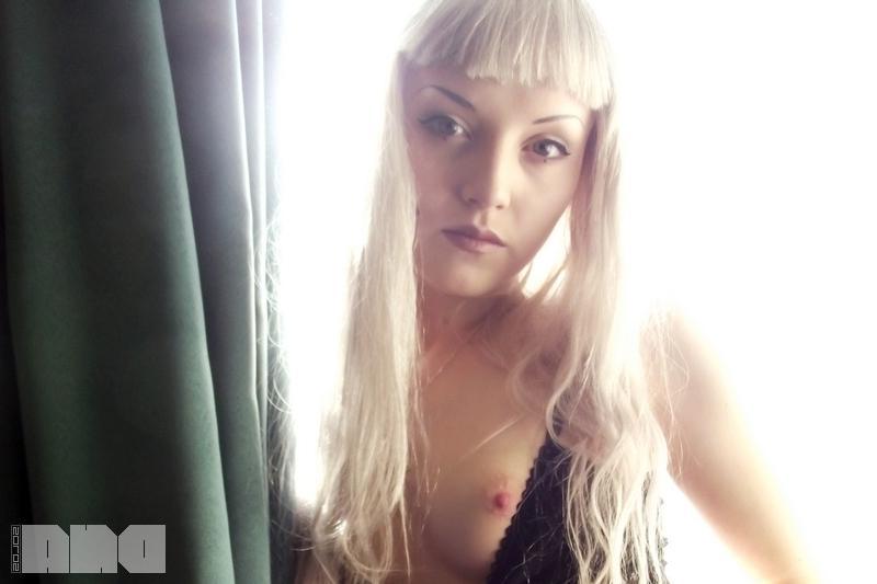 15P Pretty pinup Lovisa Grey flashes her pierced nipples on the couch