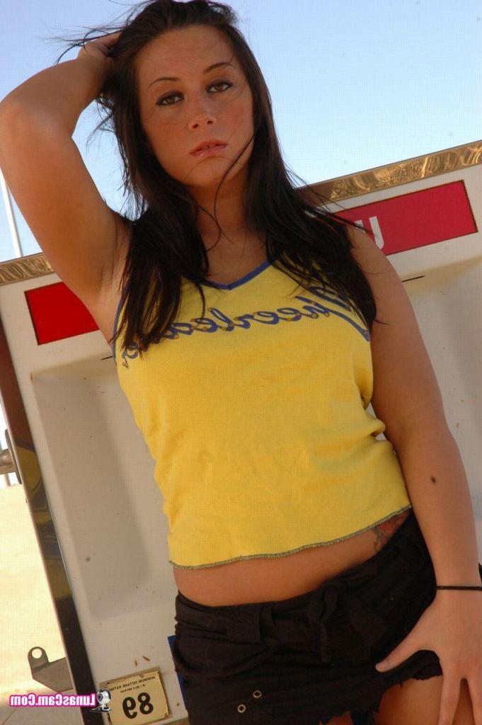 16P Pictures of Lunas Cam showing her tits at a gas station