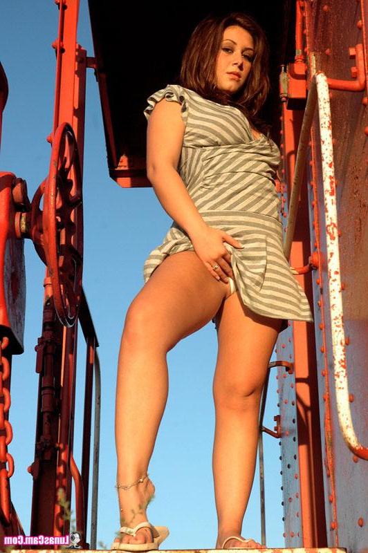 15P Pictures of teen model Lunas Cam revealing her perfect tits