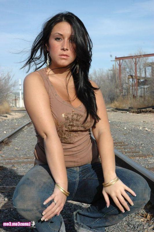 16P Pictures of Lunas Cam exposing her tits outside