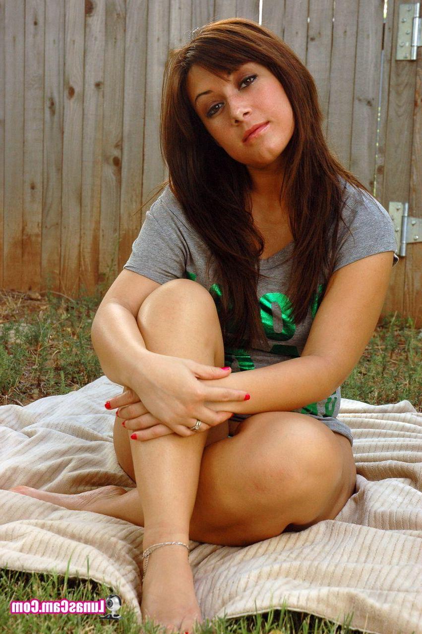 15P Pictures of teen hottie Lunas Cam getting nude in the back yard