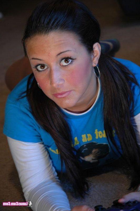 16P Pictures of teen nympho Lunas Cam getting naked for you