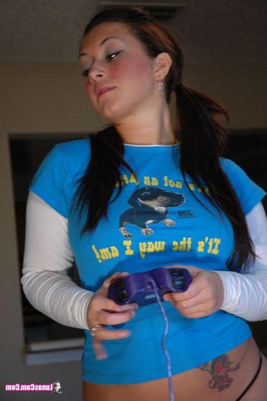 16P Pictures of teen nympho Lunas Cam getting naked for you