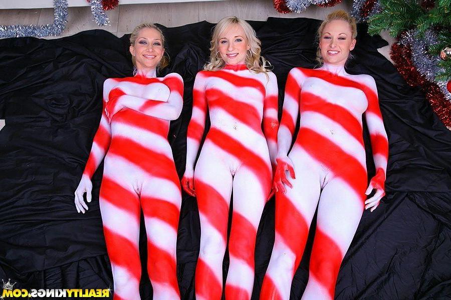 20P Pictures of Sammie, Lux and Ashley getting into the holiday spirit
