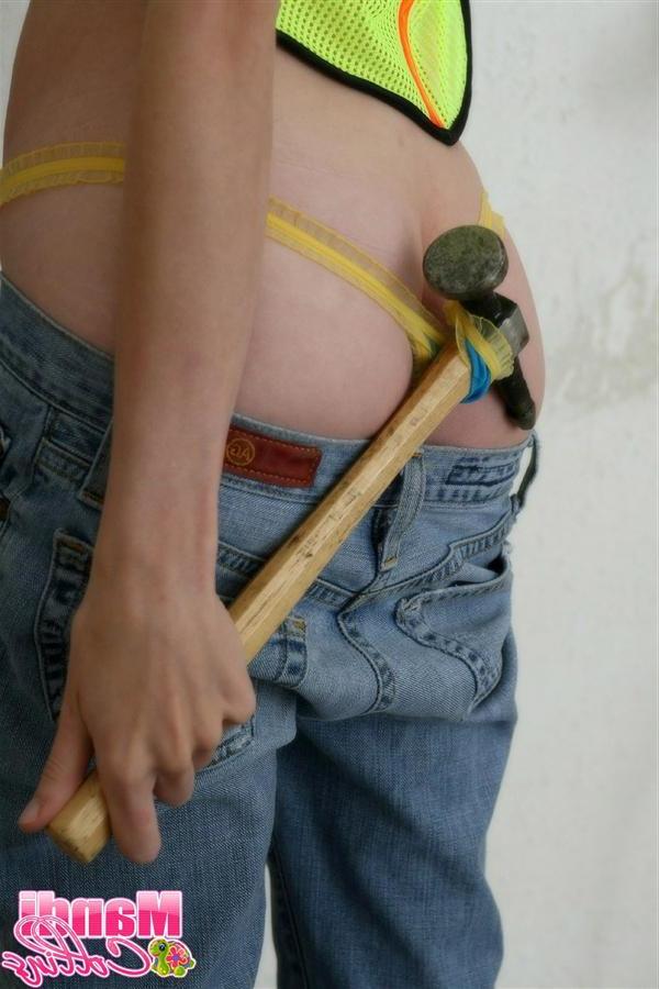 16P Pictures of teen Mandi Collins fixing stuff